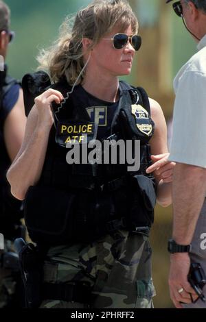 17 avril 1993, Mont Carmel, Texas, États-Unis : Bureau de l'agent de l'alcool, du tabac et des armes à feu (ATF) à la branche de l'impasse Davidienne. (Credit image: © Bob Daemmrich/ZUMA Press Wire) USAGE ÉDITORIAL SEULEMENT! Non destiné À un usage commercial ! Banque D'Images