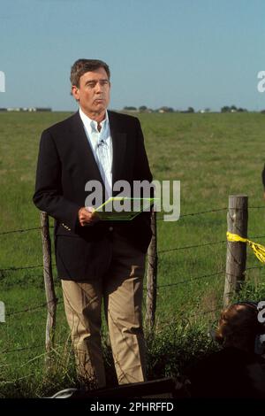 17 avril 1993, Mont Carmel, Texas, États-Unis: Anchorman DAN PLUTÔT faire la soirée de la SCS nouvelles du camp des médias pendant la branche Davidian face. (Credit image: © Bob Daemmrich/ZUMA Press Wire) USAGE ÉDITORIAL SEULEMENT! Non destiné À un usage commercial ! Banque D'Images