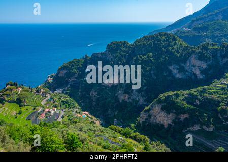 Vallée de Valle delle Ferriere vue de Villa Cimbrone en Italie. Banque D'Images