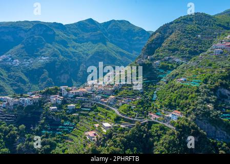 Vallée de Valle delle Ferriere vue de Villa Cimbrone en Italie. Banque D'Images