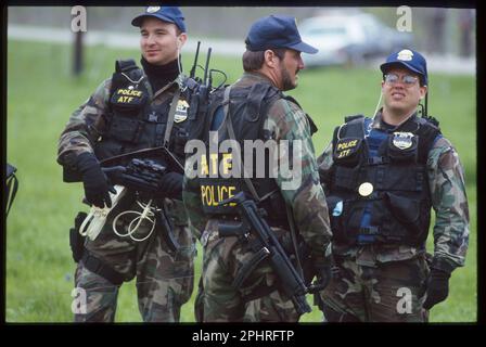 17 avril 1993, Mont Carmel, Texas, États-Unis : Bureau des agents d'alcool, de tabac et d'armes à feu (ATF) à la branche Davidian Standoff. (Credit image: © Bob Daemmrich/ZUMA Press Wire) USAGE ÉDITORIAL SEULEMENT! Non destiné À un usage commercial ! Banque D'Images