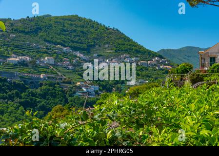 Vallée de Valle delle Ferriere vue de Villa Cimbrone en Italie. Banque D'Images