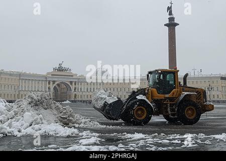 Saint-Pétersbourg, Russie. 29th mars 2023. L'opérateur de chargeuse à chenilles est occupé par son téléphone portable en attendant qu'un camion débarque la neige sur 29 mars 2023 à la place du Palais à Saint-Pétersbourg, en Russie. (Photo par Mike Kireev/NurPhoto) Credit: NurPhoto SRL/Alay Live News Banque D'Images