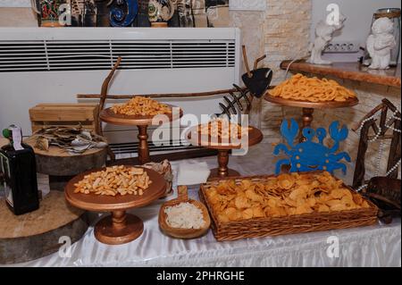 Différents types de noix sur la table de fête. En-cas à la bière Banque D'Images