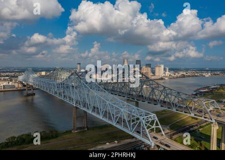 Une photo aérienne de nouveaux ponts orlean traversant le fleuve Mississippi en Louisiane avec un horizon urbain Banque D'Images