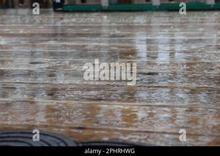 Pluie et grésil sur une terrasse en bois. Missouri, Mo, États-Unis, États-Unis Banque D'Images