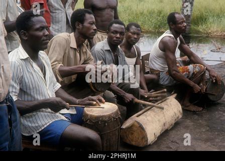 Afrique, République démocratique du Congo, région de la rivière Ngiri, tribu de Libinza. Hommes jouant à la batterie. Banque D'Images