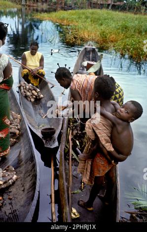 Afrique, groupe ethnique Libinza. Îles de la rivière Ngiri, République démocratique du Congo. Jour du marché : femmes de la tribu continentale vendant du manioc à Libinza islander Banque D'Images