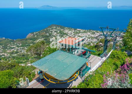 Télésiège menant au Monte Solaro sur l'île italienne de Capri. Banque D'Images