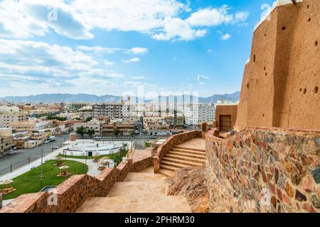 Hail ville centre-ville et les murs de la forteresse Arabian Aarif se tenant sur la colline, Hail, Arabie Saoudite Banque D'Images