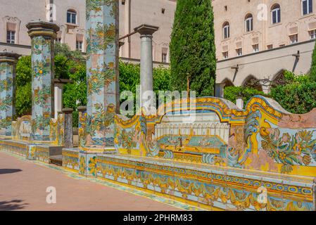 Colonnes colorées au cloître de Santa Chiara à Naples, Italie. Banque D'Images