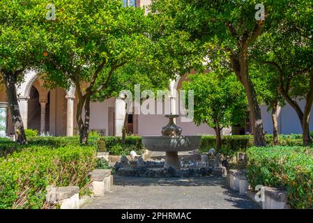 Cloître de Santa Chiara à Naples, Italie. Banque D'Images
