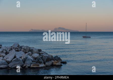 Île de Capri vue de Naples, Italie. Banque D'Images