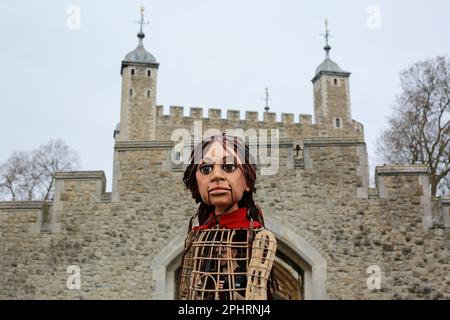 Londres, Royaume-Uni. 29 mars 2023. La marionnette géante Little Amal fait le tour de la Tour de Londres. © Waldemar Sikora Banque D'Images