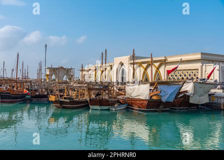 Des dhuws traditionnels s'amarrer à Doha au Qatar. Banque D'Images