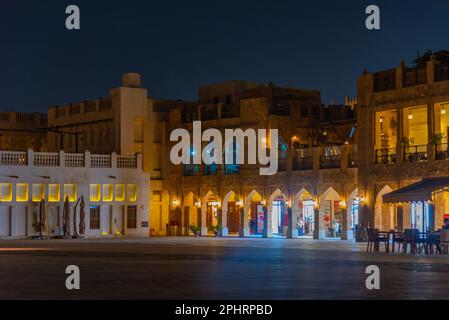 Vue nocturne des bâtiments arabes traditionnels du souq waqif à Doha, Qatar. Banque D'Images