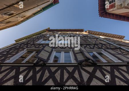 Vue rapprochée d'une maison traditionnelle à colombages à Bayonne, en France, dans une perspective verticale Banque D'Images