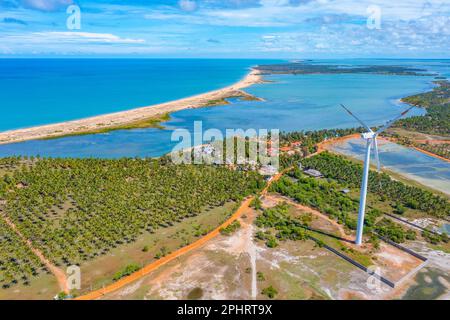 Vue aérienne des champs agricoles négligés par les éoliennes à Kalpitiya au Sri Lanka. Banque D'Images