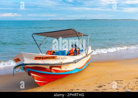 Bateau de pêche sur la plage de Kalpitiya au Sri Lanka. Banque D'Images