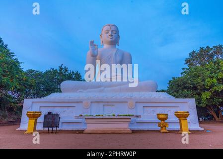 Statue de Bouddha sur le site bouddhiste de Mihintale au Sri Lanka. Banque D'Images