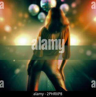 70s Disco - une femme de l'arrière dansant dans l'atmosphère typique d'une discothèque de 70s Banque D'Images