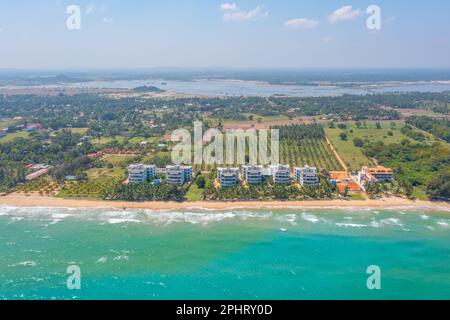 Vue aérienne de la plage de Nilaveli au Sri Lanka. Banque D'Images