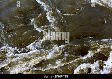 Les eaux de débordement tourbillonnantes de la rivière Neosho, également connue sous le nom de la rivière Grand, à fort Gibson, Oklahoma, OK, États-Unis, ÉTATS-UNIS. Banque D'Images