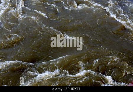 Les eaux de débordement tourbillonnantes de la rivière Neosho, également connue sous le nom de la rivière Grand, à fort Gibson, Oklahoma, OK, États-Unis, ÉTATS-UNIS. Banque D'Images