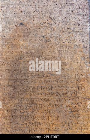 Inscriptions de la dalle de Velikkara au quadrilatère des ruines de Polonnaruwa, Sri Lanka. Banque D'Images