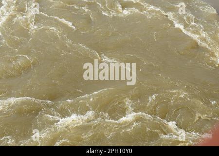 Les eaux de débordement tourbillonnantes de la rivière Neosho, également connue sous le nom de la rivière Grand, à fort Gibson, Oklahoma, OK, États-Unis, ÉTATS-UNIS. Banque D'Images