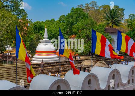 Complexe religieux devant le Temple de la relique sacrée à Kandy, au Sri Lanka. Banque D'Images