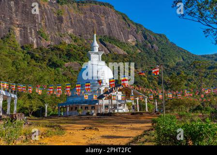 Stupa de paix japonaise sur le chemin du pic d'Adam au Sri Lanka. Banque D'Images