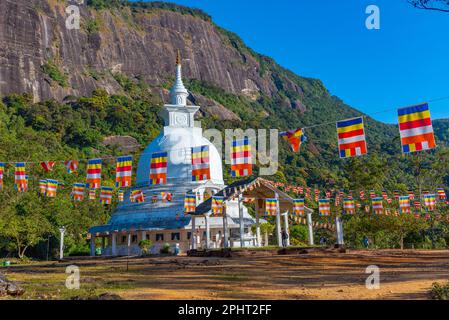 Stupa de paix japonaise sur le chemin du pic d'Adam au Sri Lanka. Banque D'Images