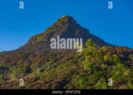 Le sommet d'Adam surplombe les montagnes du Sri Lanka. Banque D'Images