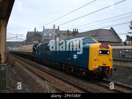 Deltic conserve diesel locomotive 55009 Alycidon arrivant à Carnforth sur la ligne de chemin de fer main de la côte ouest, le 29th mars 2023 à la fin d'un essai. Banque D'Images