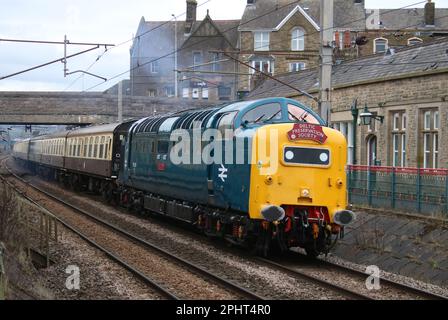 Deltic conserve diesel locomotive 55009 Alycidon arrivant à Carnforth sur la ligne de chemin de fer main de la côte ouest, le 29th mars 2023 à la fin d'un essai. Banque D'Images