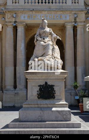 Une statue en marbre de la reine Victoria de l'artiste sicilien Giuseppe Valenti se dresse devant la Bibliothèque nationale de la place de la République - la Valette, Malte Banque D'Images