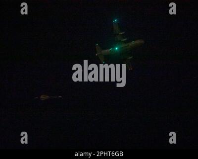 Les pilotes qui survolent un C-130J au-dessus de l'aérodrome de l'Armée de terre de Ladd livrent des parachutistes de l'équipe de combat de la 2nd Brigade (aéroporté), 11th Airborne Division, qui se mettent en parachute pour effectuer une saisie dans l'aérodrome, le début officiel du joint Pacific multinational Readiness Centre-Alaska 23-02 25 mars 2023. (Photo du sergent d'état-major Christopher Dennis) Banque D'Images