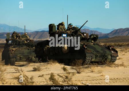 Un groupe de véhicules de combat M2A4 Bradley modernisés, affectés à la brigade de Spartian, 2nd Armored Brigade combat Team, 3rd Infantry Division, se prépare pour un convoi au National Training Center, fort Irwin, Californie, le 28 février 2023. La Brigade Spartan, la brigade la plus moderne de l’Armée de terre, a achevé sa rotation NTC 23-05, ce qui en fait non seulement l’unité la plus équipée mais la plus mortelle de l’arsenal américain alors que l’Armée de terre se dirige vers la construction de l’Armée de terre de 2030. (É.-U. Photo de l'armée par le SPC. Duke Edwards, détachement des affaires publiques de 50th) Banque D'Images