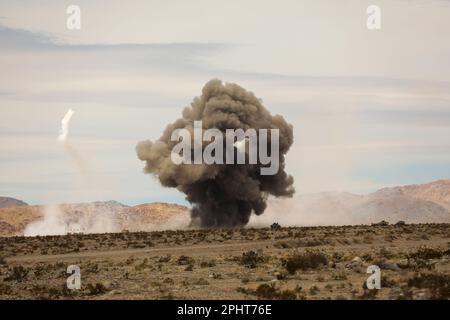 De la fumée s'élève après l'explosion d'une charge de ligne de défrichement de la mine alors que la « Brigade partan », 2nd Armored Brigade combat Team, 3rd Infantry Division, effectue un exercice d'incendie en direct au National Training Center, fort Irwin, Californie, 8 mars 2023. La Brigade Spartan, la brigade la plus moderne de l’Armée de terre, a achevé sa rotation NTC 23-05, ce qui en fait non seulement l’unité la plus équipée mais la plus mortelle de l’arsenal américain alors que l’Armée de terre se dirige vers la construction de l’Armée de terre de 2030. (É.-U. Photo de l'armée par le SPC. Duke Edwards, détachement des affaires publiques de 50th) Banque D'Images