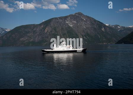 Traversier Fjord 1 traversée de Linge à Eidsdal Norddalsfjorden dans la communauté de Fjord dans le comté de Møre og Romsdal en Norvège. Banque D'Images