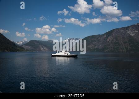 Traversier Fjord 1 traversée de Linge à Eidsdal Norddalsfjorden dans la communauté de Fjord dans le comté de Møre og Romsdal en Norvège. Banque D'Images