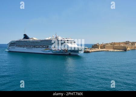 Navire de croisière Norwegian Spirit à Ricasoli East Breakwater - Valletta, Malte Banque D'Images