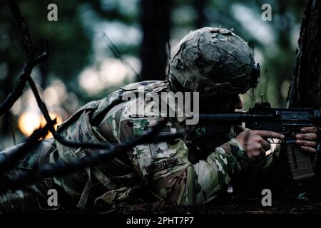 Les fournisseurs affectés au Bataillon des troupes spéciales, 82nd, Division aéroportée, effectuent des opérations de sécurité à fort Bragg, NC, 29 mars 2022. L'exercice de formation sur le terrain permet de s'assurer que les parachutistes sont prêts à se battre, à gagner et à respecter la norme de déploiement de 18 heures. (É.-U. Photo de l'armée par le SPC Vincent Levelev) Banque D'Images