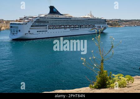 Navire de croisière Norwegian Spirit à fort Ricasoli - Valette, Malte Banque D'Images
