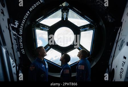 Washington, District de Columbia, États-Unis. 28th mars 2023. Les astronautes de la NASA KJELL LINDGREN, à gauche, JESSICA WATKINS, au centre, et ROBERT HINES, À droite, sont vus dans la galerie One World Connected regardant une récréation interactive de la Cupola de la Station spatiale internationale, mardi, 28 mars 2023 au Musée national de l'air et de l'espace de Smithsonian à Washington. Lindgren, Watkins et Hines ont passé 170 jours dans l'espace dans le cadre des expéditions 67 et 68 à bord de la Station spatiale internationale. Credit: Joel Kowsky/NASA/ZUMA Press Wire Service/ZUMAPRESS.com/Alamy Live News Banque D'Images