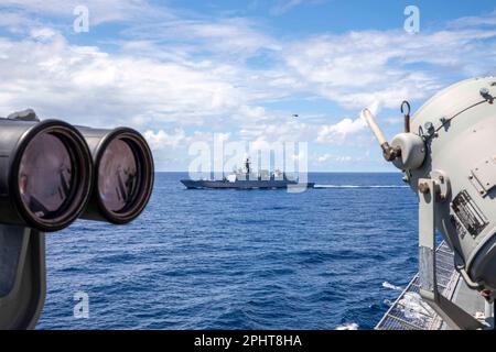 230313-N-HG846-1132 BAIE DU BENGALE (13 mars 2023) – frégate furtif de classe Shivalik DE la Marine indienne INS Sahyadri (F49) voiles pendant l'exercice d'entraînement conjoint la Pérouse 2023 dans la baie du Bengale, 13 mars. La Pérouse est un exercice multilatéral visant à renforcer la coopération dans le domaine de la surveillance maritime, des opérations d'interdiction et des opérations aériennes par une formation progressive et un partage d'informations. Le USS Charleston (LCS 18), qui fait partie de l'escadron 7 de Destroyer, est en cours de déploiement par rotation dans la zone d'opérations de la flotte américaine 7th afin d'améliorer l'interopérabilité avec les alliés et les partenaires et servir Banque D'Images