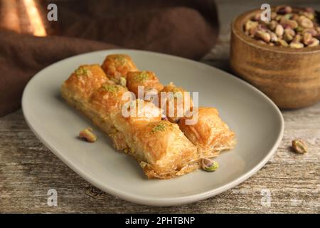 Délicieux baklava aux pistaches sur une table en bois Banque D'Images