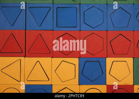Puzzle en bois avec différentes formes géométriques et couleurs comme arrière-plan, vue de dessus. Jouet Montessori Banque D'Images
