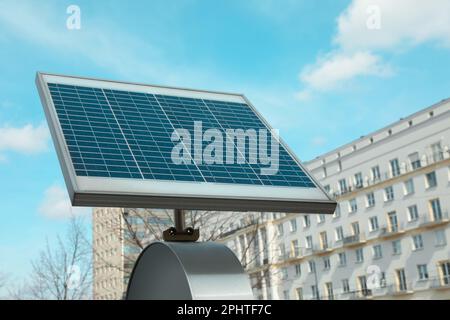 Petit panneau solaire sur la rue de la ville. Énergies alternatives Banque D'Images